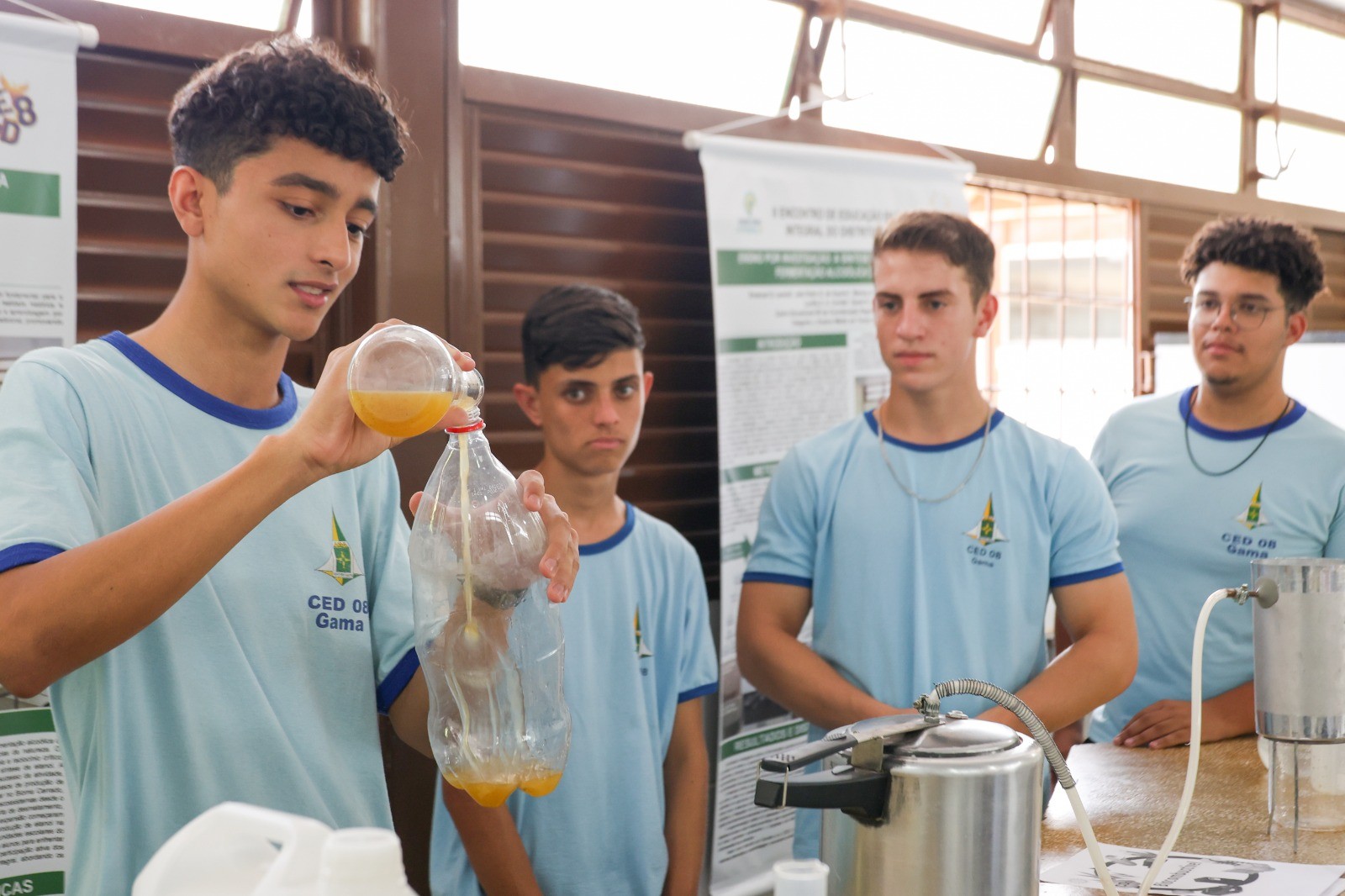 Artur Gontijo, Emanuel Lacerda, João Pedro Gonçalves e Itallo Victor preparam o caldo de cana para a fermentação | Fotos: Felipe de Noronha/SEEDF